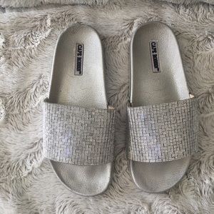 Women’s sliver flats. Size 8